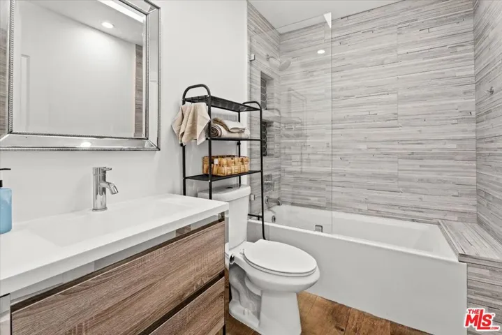 6212 Tunney Avenue, Tarzana, California 91335