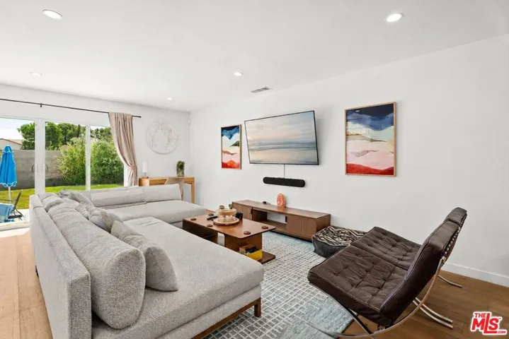 6212 Tunney Avenue, Tarzana, California 91335