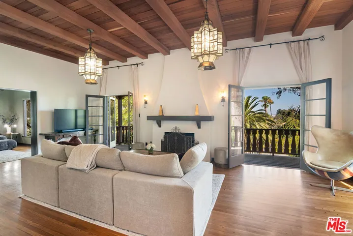 3475 N Knoll Drive, Los Angeles, California 90068
