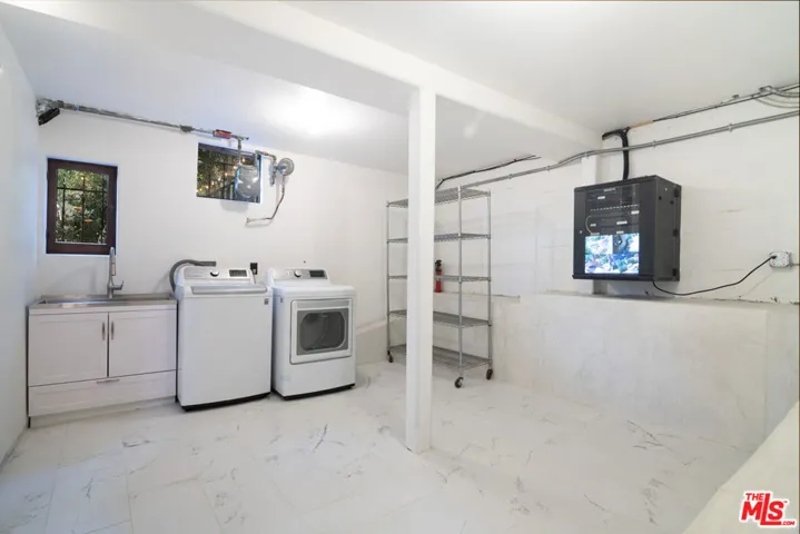 3475 N Knoll Drive, Los Angeles, California 90068