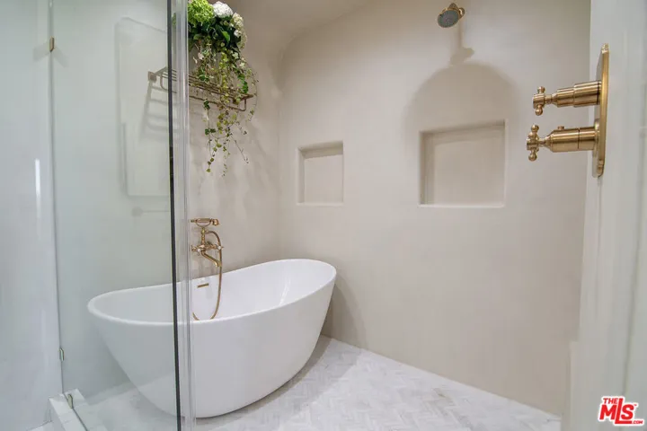 3475 N Knoll Drive, Los Angeles, California 90068