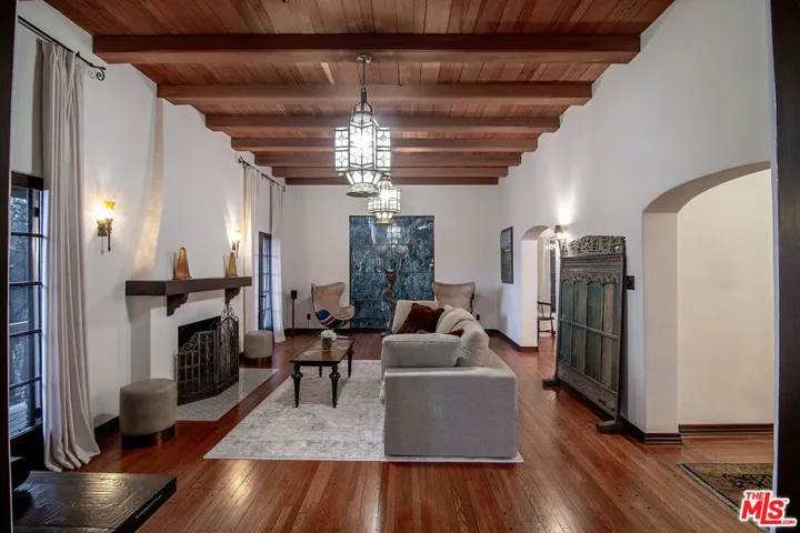 3475 N Knoll Drive, Los Angeles, California 90068