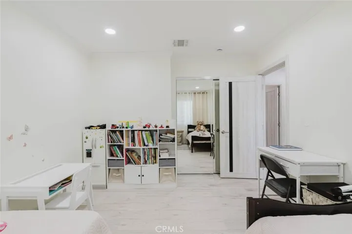 8963 Mclennan, Northridge, California 91343