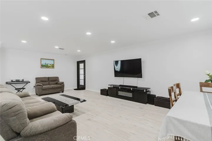 8963 Mclennan, Northridge, California 91343