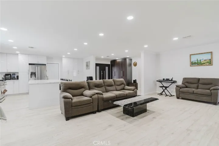 8963 Mclennan, Northridge, California 91343