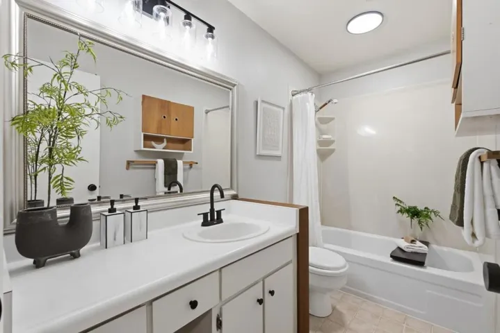 250 Whitmore Street 104, Oakland, California 94611
