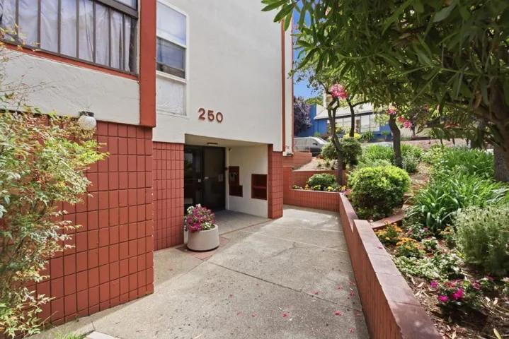 250 Whitmore Street 104, Oakland, California 94611