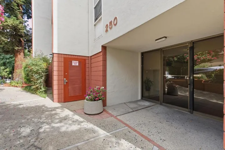 250 Whitmore Street 104, Oakland, California 94611