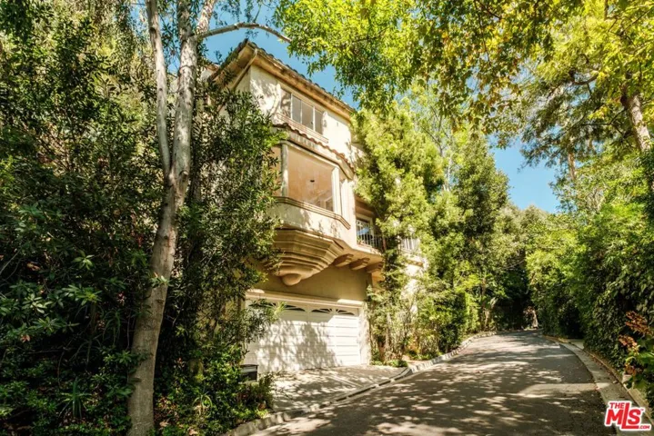 10055 Reevesbury Drive, Beverly Hills, California 90210