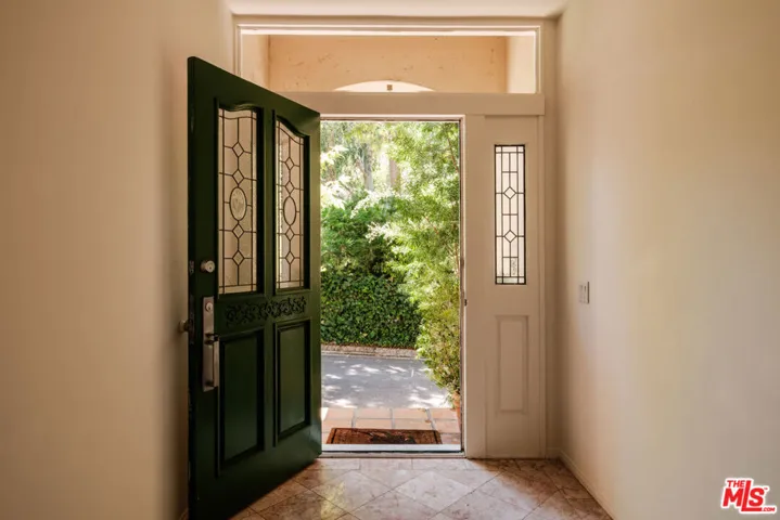 10055 Reevesbury Drive, Beverly Hills, California 90210