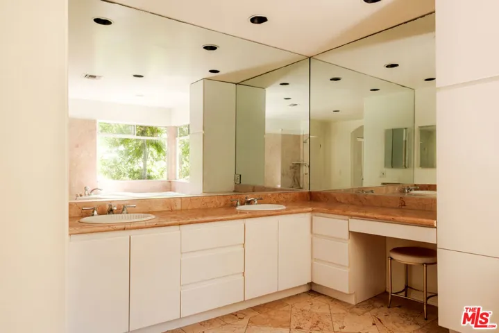 10055 Reevesbury Drive, Beverly Hills, California 90210