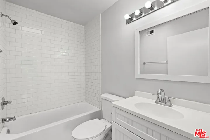 10627 Moorpark Street 8, North Hollywood, California 91602