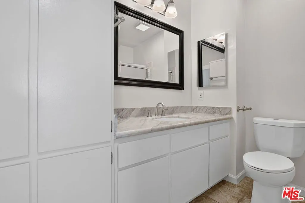 Nice Bathroom w Plenty of Stor