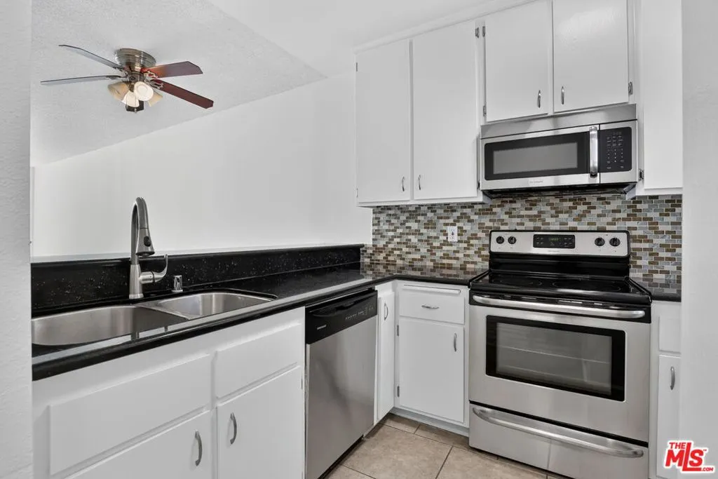 Open Kitchen w Double Sink