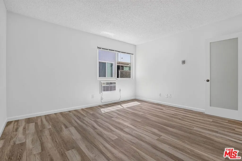 Large Bedroom w AC
