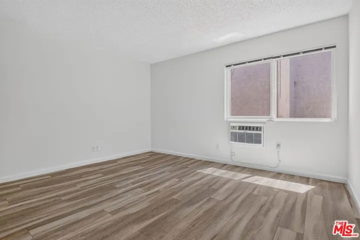 Large Bedroom w AC