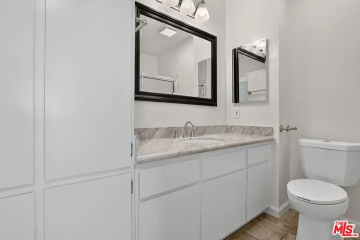 Nice Bathroom w Plenty of Stor