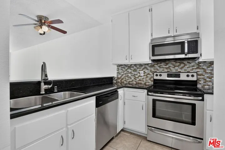 Open Kitchen w Double Sink
