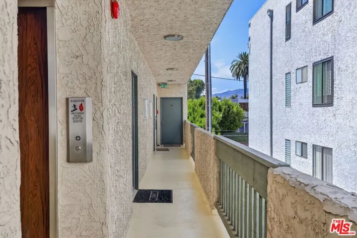 Open Walkways to the Unit w Mo