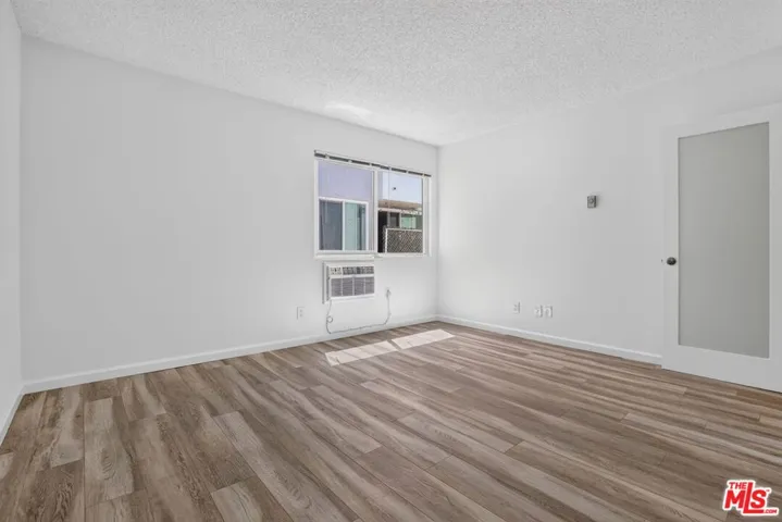 Large Bedroom w AC