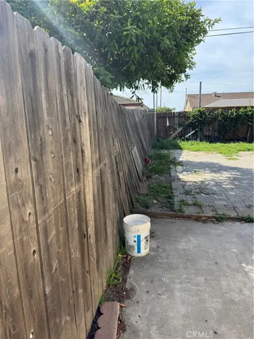 Leaning fences