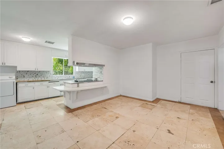 Kitchen & dining area