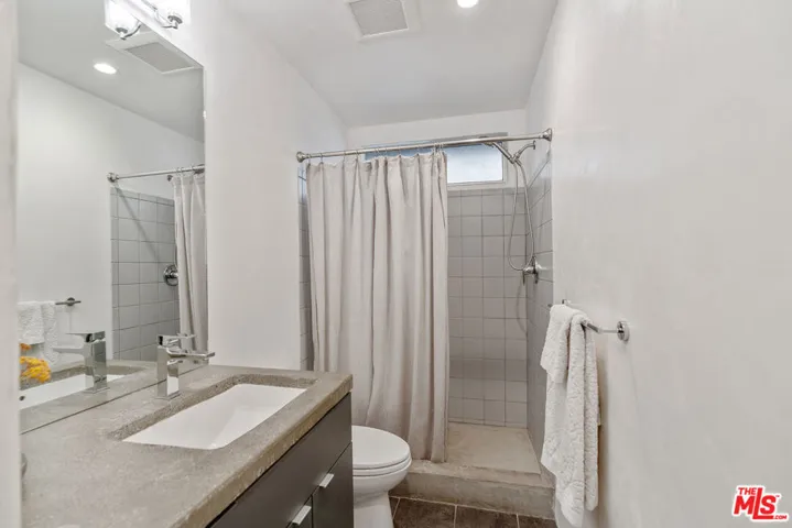 625 Santa Clara Avenue, Venice, California 90291