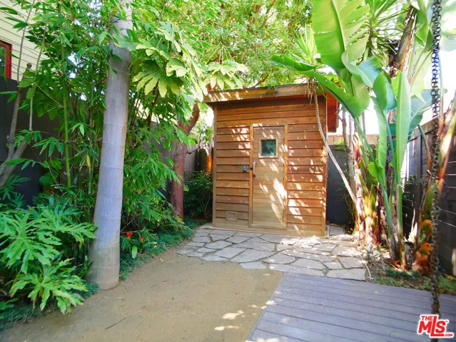625 Santa Clara Avenue, Venice, California 90291