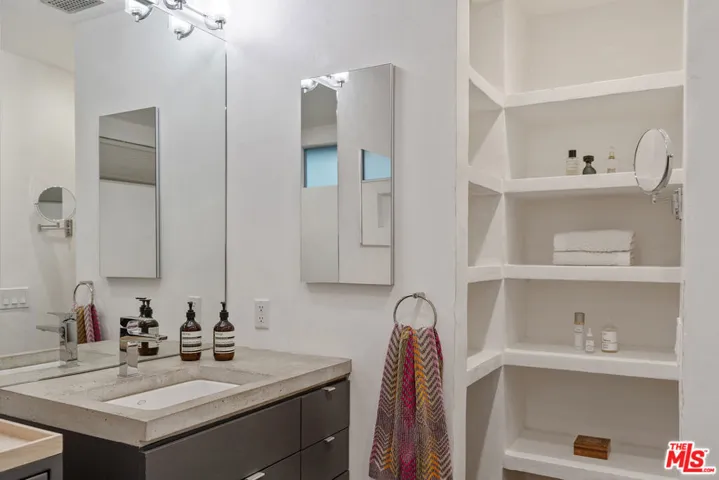 625 Santa Clara Avenue, Venice, California 90291