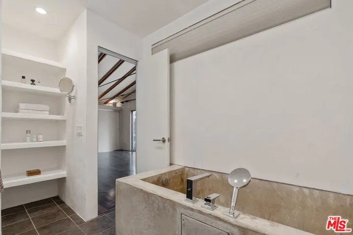 625 Santa Clara Avenue, Venice, California 90291