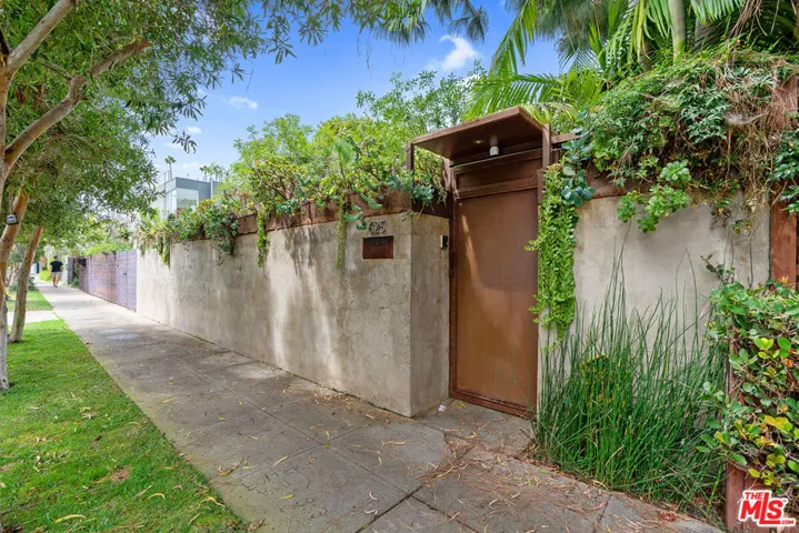 625 Santa Clara Avenue, Venice, California 90291