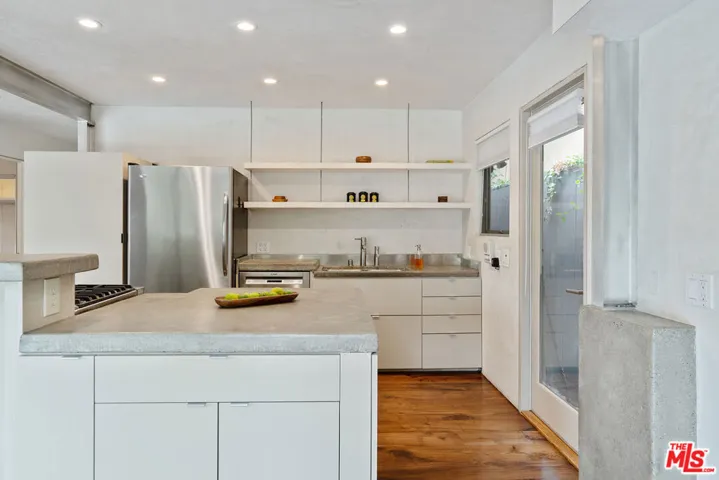 625 Santa Clara Avenue, Venice, California 90291