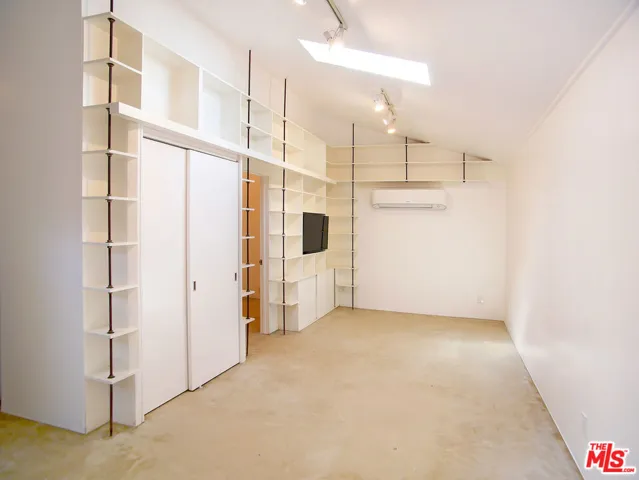 625 Santa Clara Avenue, Venice, California 90291
