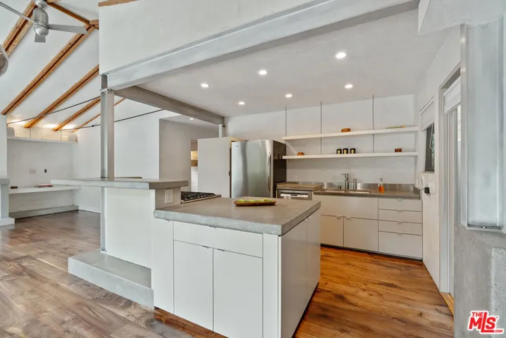 625 Santa Clara Avenue, Venice, California 90291