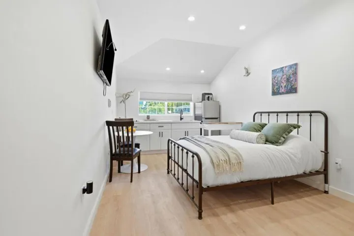 11021104 Palm Avenue, Redwood City, California 94061