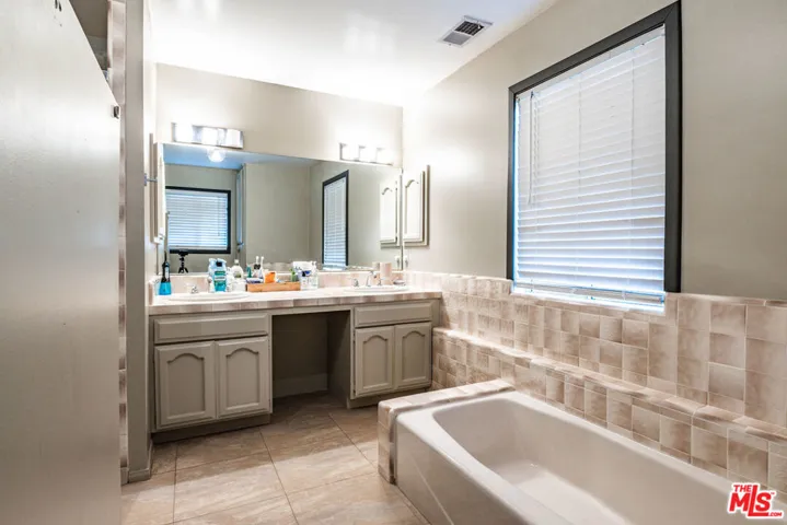 5228 Palm Drive, La Canada Flintridge, California 91011