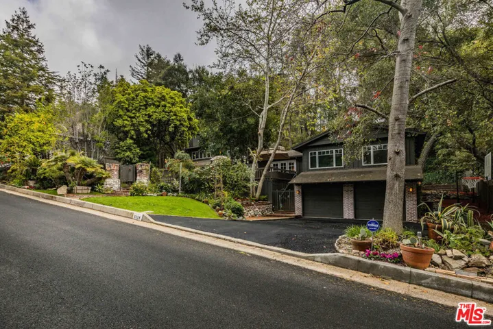 5228 Palm Drive, La Canada Flintridge, California 91011