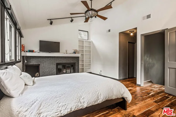 5228 Palm Drive, La Canada Flintridge, California 91011