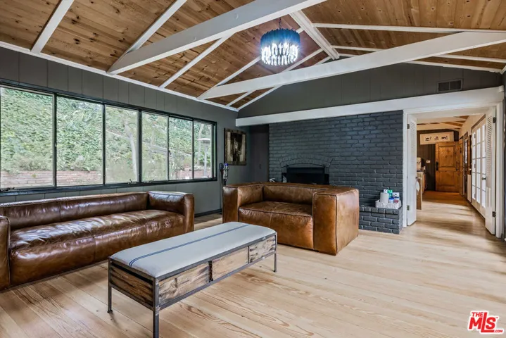 5228 Palm Drive, La Canada Flintridge, California 91011