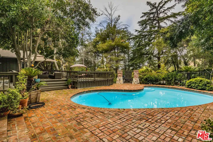 5228 Palm Drive, La Canada Flintridge, California 91011