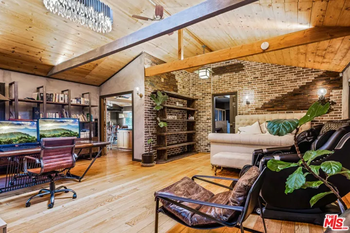 5228 Palm Drive, La Canada Flintridge, California 91011