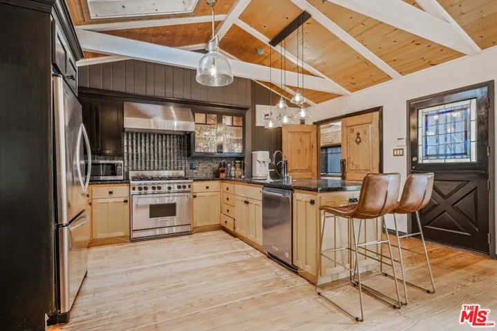 5228 Palm Drive, La Canada Flintridge, California 91011