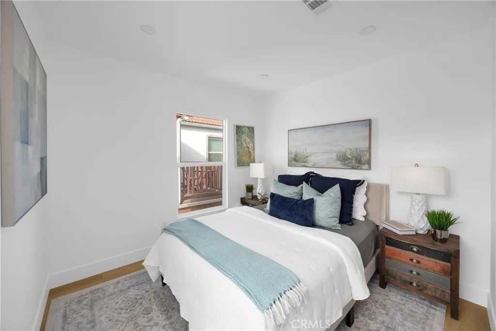 Middle bedroom