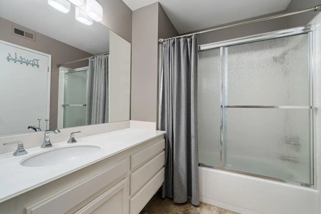 Gran via Guest Bath