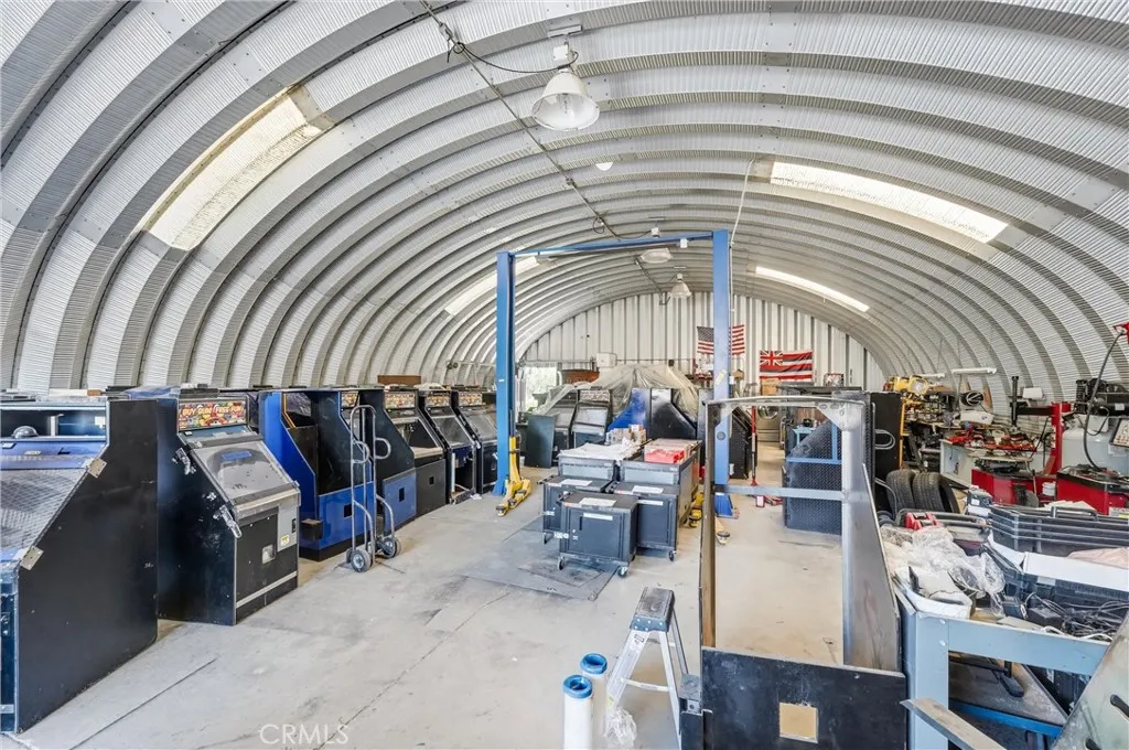 Workshop with mechanical lift