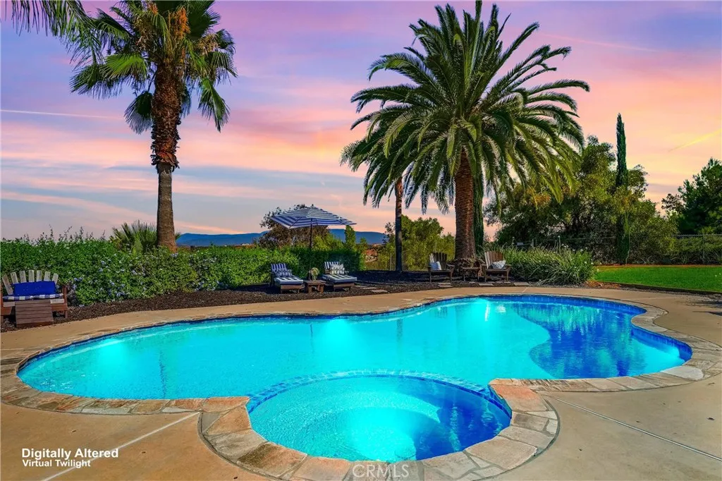 Beautiful Pool and stunning view