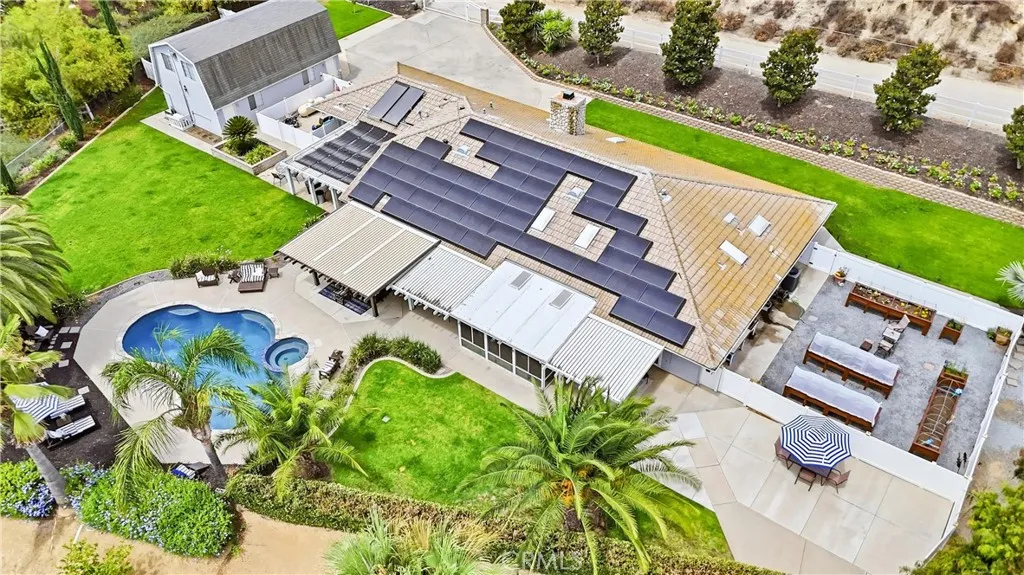 Main resident, pool, vegetable garden