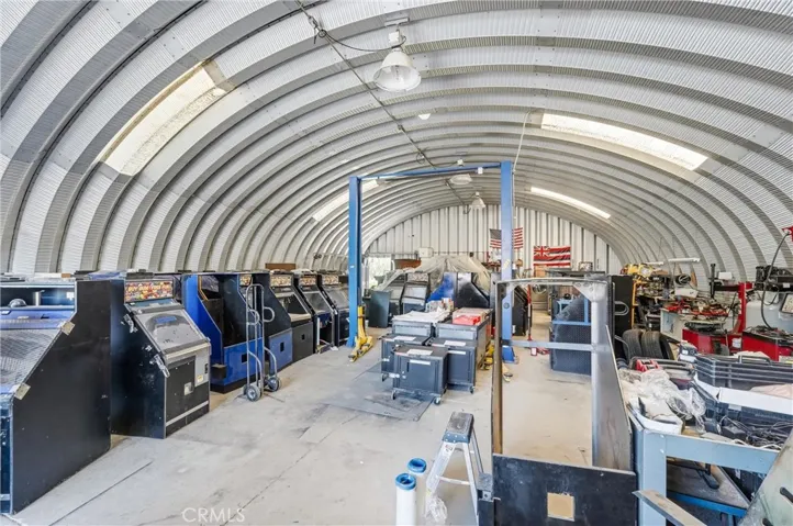 Workshop with mechanical lift