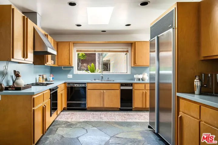 2817 Nichols Canyon Place, Los Angeles, California 90046
