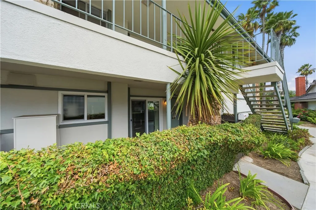 Ground Level, Corner End Unit